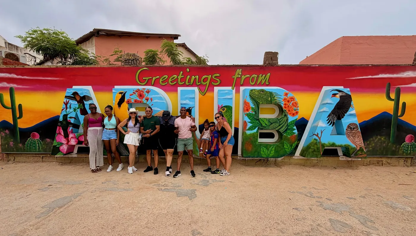 Group of friends at the Greetings from Aruba mural